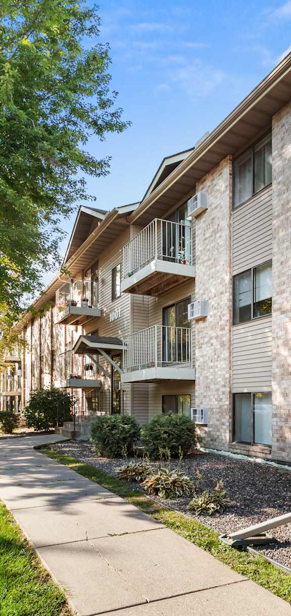 the preserve at ballantyne commons apartment community sidewalks and trees