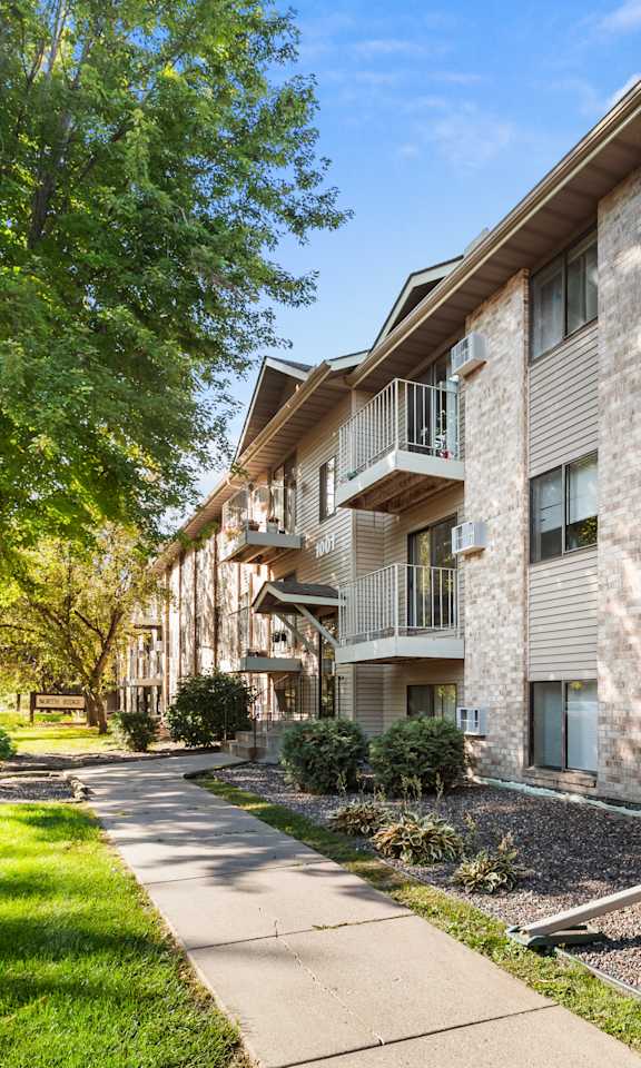 the preserve at ballantyne commons apartment community sidewalks and trees