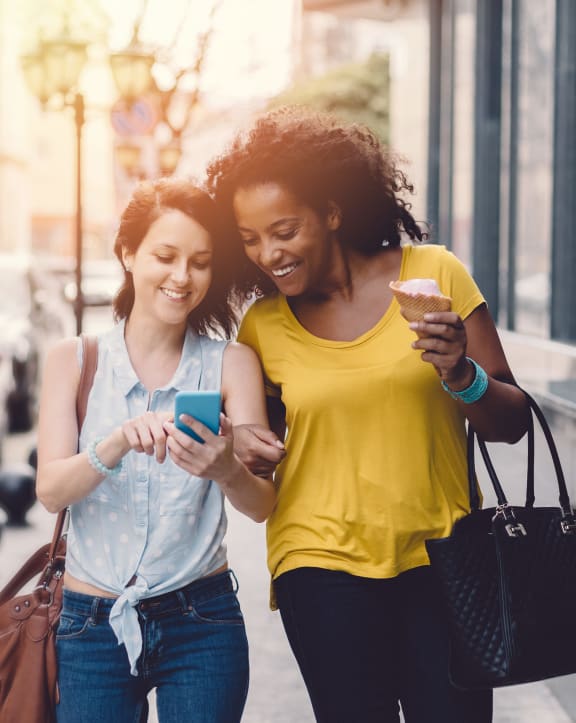 friends-walking-smiling