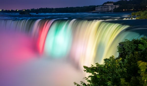 a night view of niagara falls