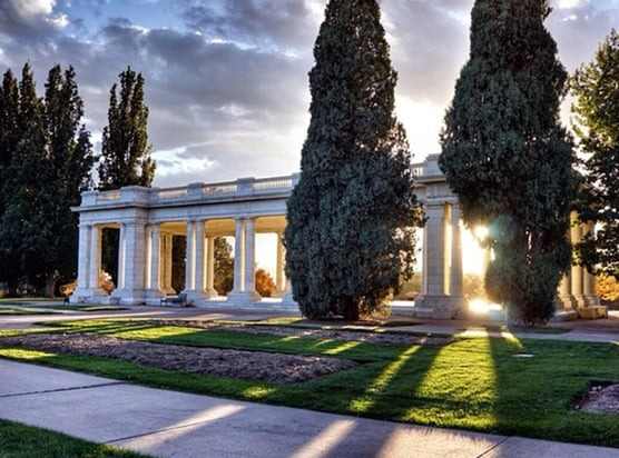 a large white building with columns on the side of it