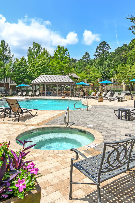 Swimming Pool and Hot Tub at Legacy Apartment Homes, Ridgeland, MS