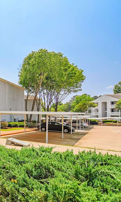 apartments courtyard and resident amenities Lexington Pointe Apartment Homes in Oxford, MS