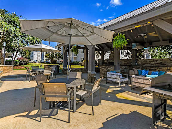 Outdoor Lounge Area at Avalon Apartment Homes, Starkville, MS, 39759