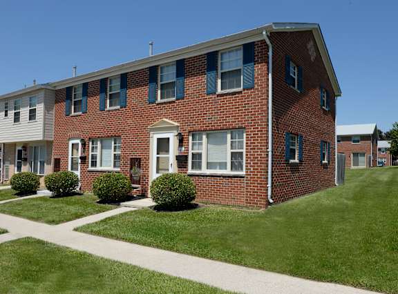 master bedroom with ample closet space at Yorktowne Townhomes Apartments, Pennsylvania