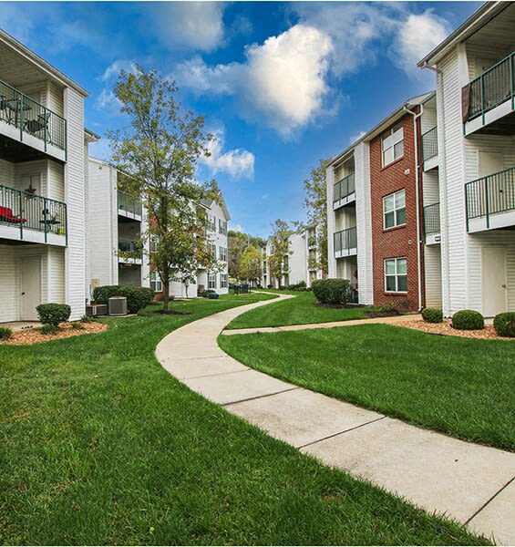 a sidewalk in front of an apartment building