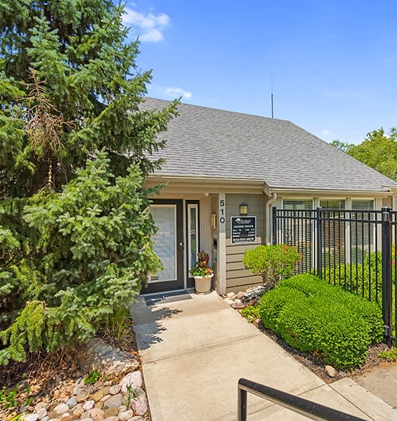 The Retreat at Woodlands Apartments in South Kansas City