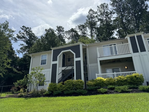 a bedroom with a bed and a ceiling fan  at Laurelwood Apartment Homes, Laurel, MS, 39440