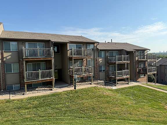 Fox Run Apartments with multiple balconies and green lawns in Omaha, Nebraska