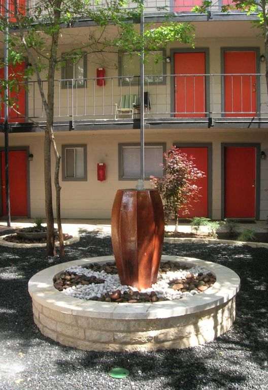 Casa 39 Apartments outdoor patio with fountain
