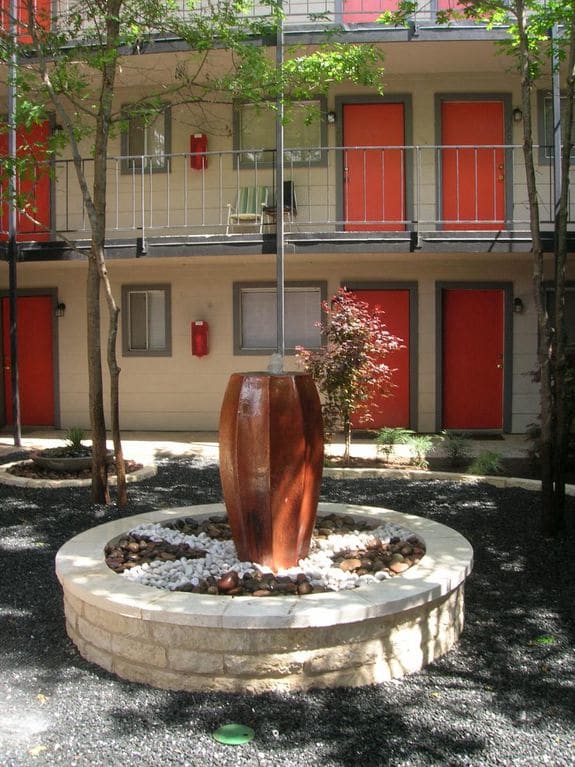 Casa 39 Apartments outdoor patio with fountain