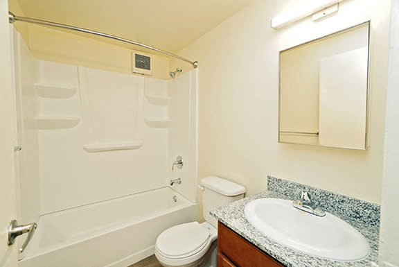 Oxford Village Townhomes – Bathroom - On-Site Laundry - 24 Hour Emergency Maintenance – Ask for a Tour - Extra Storage 