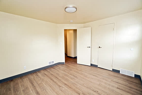 Oxford Village Townhomes - Two-bedroom, One-Bath Units – Amherst, NY – Amherst School District – New Vinyl Plank Flooring – Master – Master Bath – Closets – Extra Storage – Downtown - Townhouse 