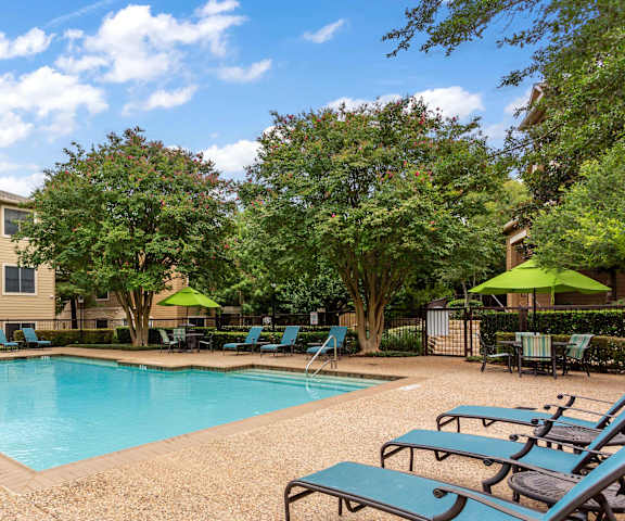 swimming pool at Ventana Oaks Apartments, Texas