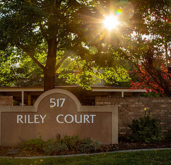 the sun shining behind the sign building