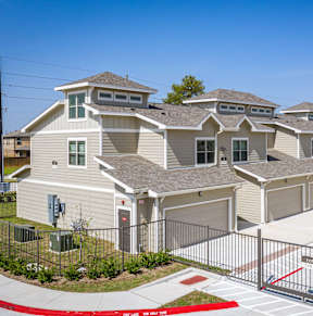 exterior view at the regency woods apartments in pascagoula, ms