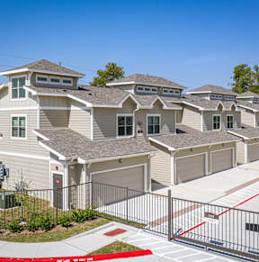 exterior view at the regency woods apartments in pascagoula, ms