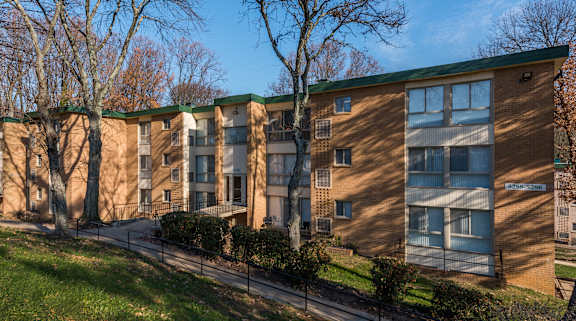 Building Exterior View at Highland Ridge Apartments, Maryland