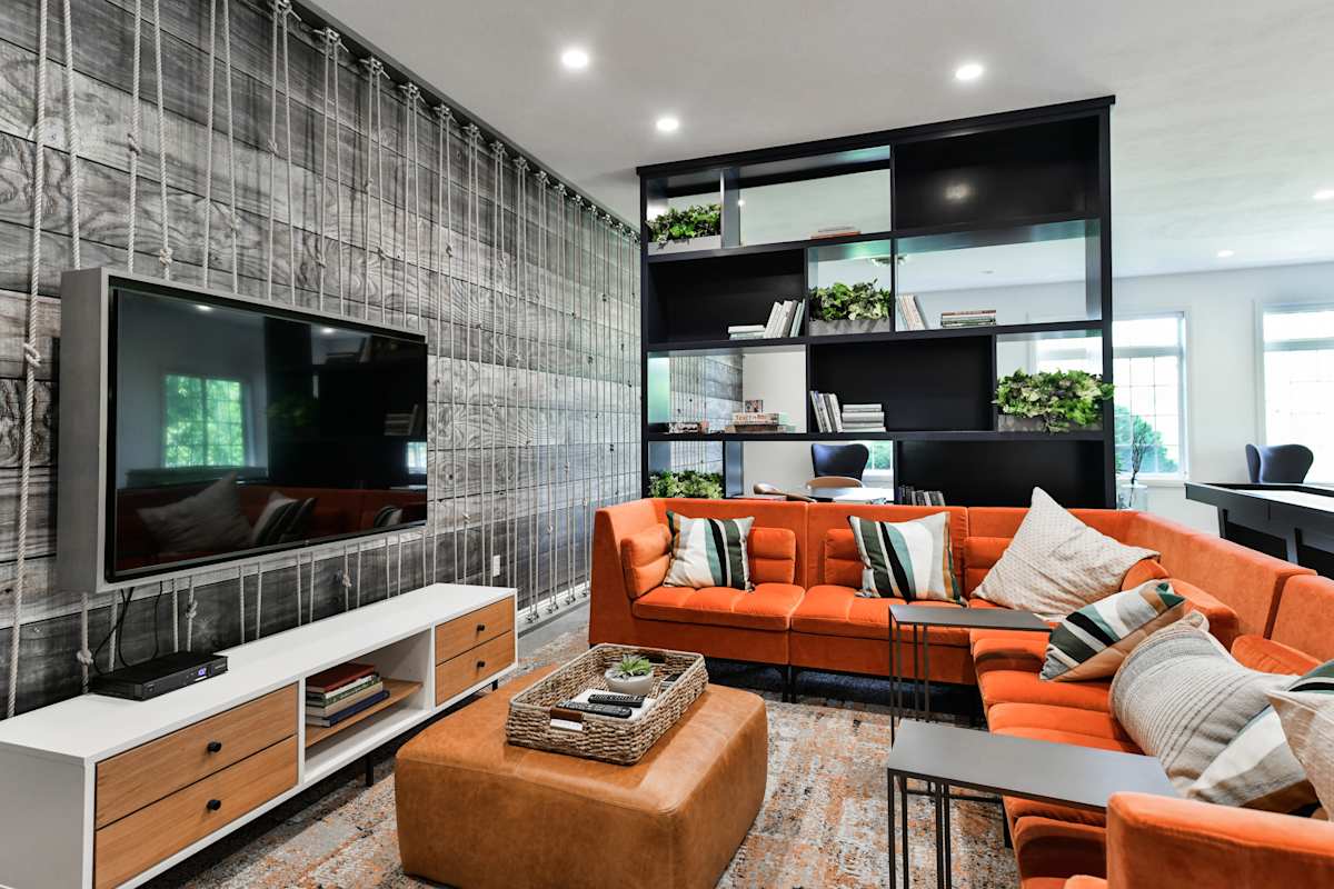 Lakeside Village Apartment Homes clubhouse lounge - Lincoln, NE