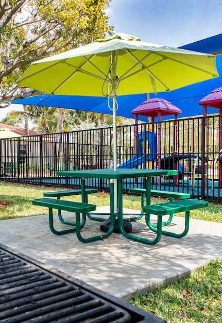 picnic and grilling area at Crystal Lake Apartments