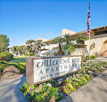 Villa Del Rey Apartments is located at 2477 W. Lincoln.