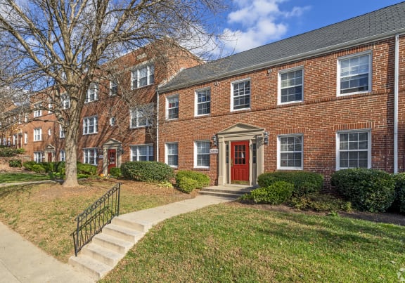 Courtyard With Green Space at The Fields of Bethesda, Maryland