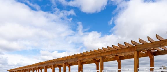 the boardwalk at the venice beach pier is under construction