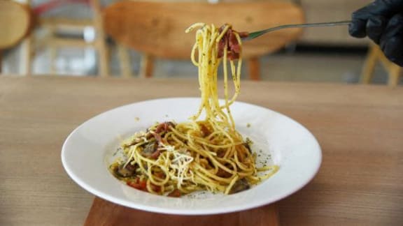 a plate of pasta with spaghetti on a fork