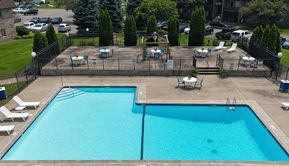 Swimming pool and sundeck at Windsor Gates Apartments