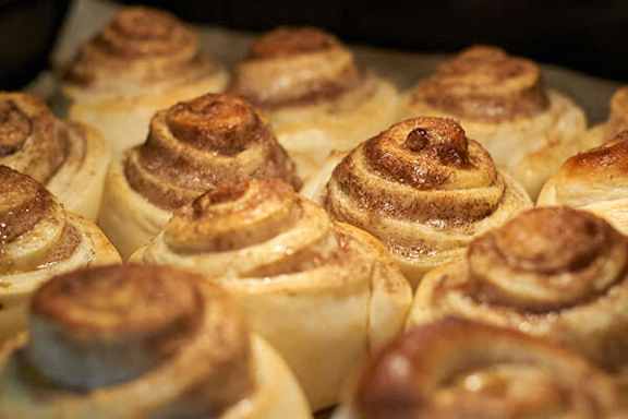 A close up of freshly baked cinnamon rolls.