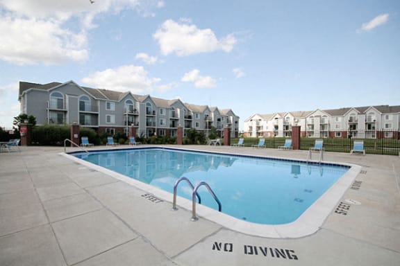 Outdoor Pool with Steps at Tracy Creek Apartment Homes, Perrysburg