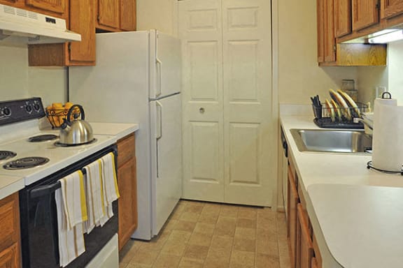 Well Equipped Kitchen with White Appliances at LakePointe Apartments, Batavia, OH