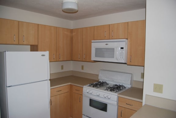 Kitchen with Microwave at Trillium Pointe Apartment Homes in Jackson, MI