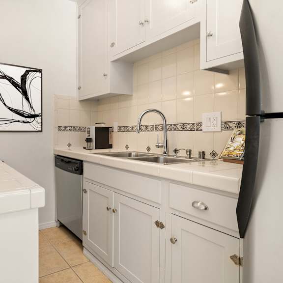 Modern Kitchen at Delta Apartments, Los Angeles