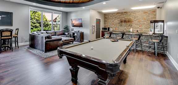 additional photo for property listing at chic digs with room to stretch out in the village 22 car