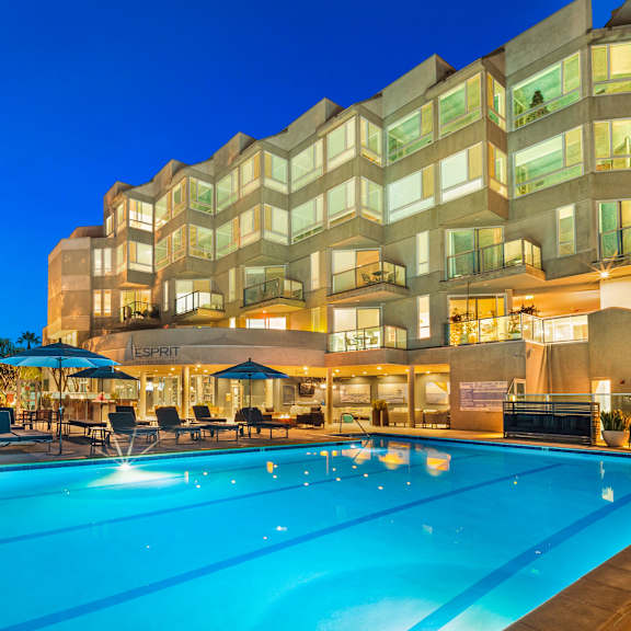 A large pool in front of a building with a sign that says "ESPIN".