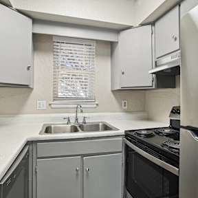 the preserve at ballantyne commons apartment kitchen with stainless steel appliances