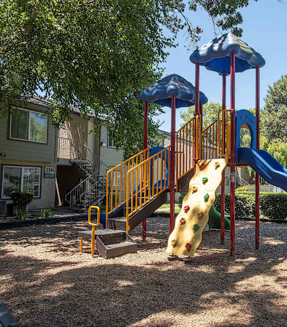 River Pointe playground and sports courts