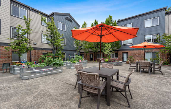 Courtyard seating at Meridian Court Apartments in Federal Way WA