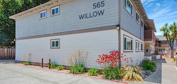A building with the number 565 and the word Willow on it.