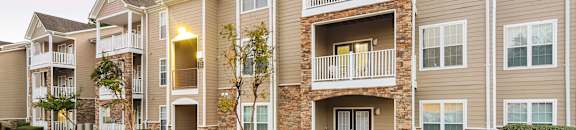 Apartment building with a walkway in front at Highlands Apartment Homes, Bartlett, TN, Tennessee