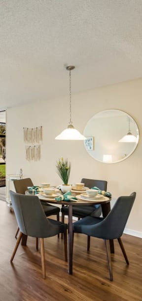 Dining Area at Lakeside Glen Apartments, Melbourne, FL 32904