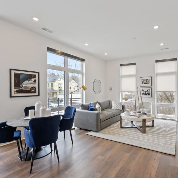 A modern living room with a dining table and chairs. at Four23/Hoge, Cincinnati, 45226