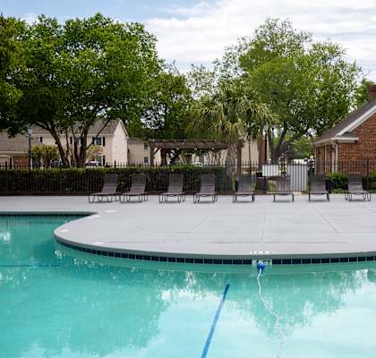 A round pool with a blue line in the middle of it.