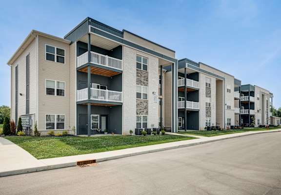 exterior view at the falls at rolland park apartments md