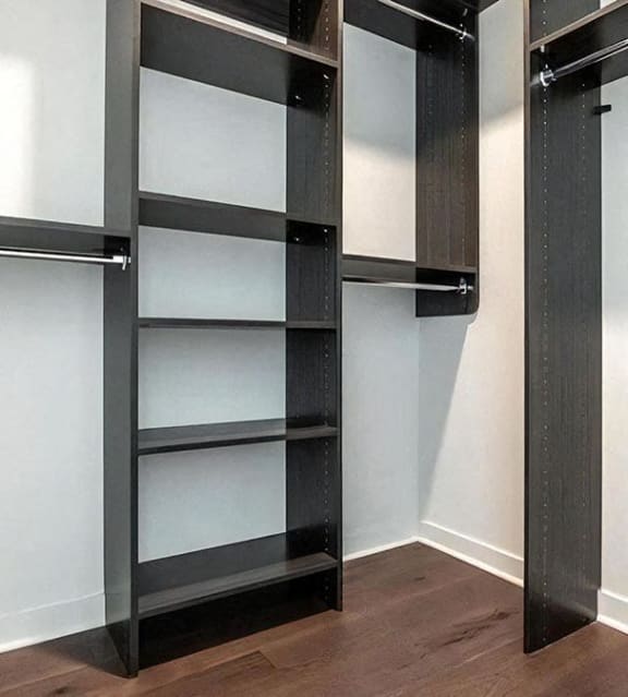 Large Custom Closets for Maximum Storage