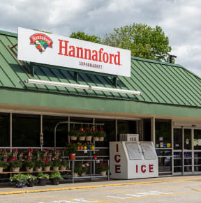 a sign on the front of a building that reads hammond supermarket