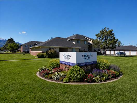 A sign in front of a building that says Mountain Glen.