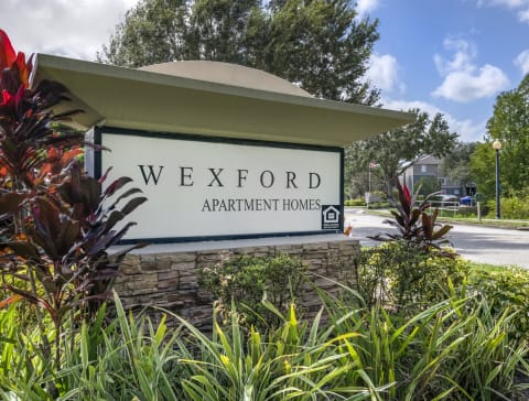 a sign that says weekend apartments