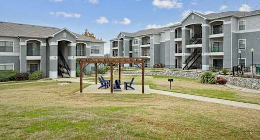 the preserve at ballantyne commons apartments courtyard with picnic area